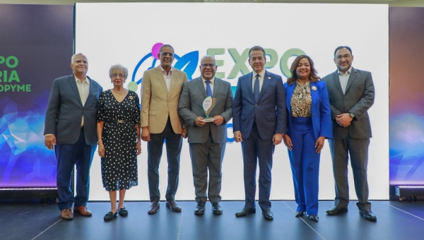 Fabricio G.M RECIBE RECONOCIMIENTO Thumbnail